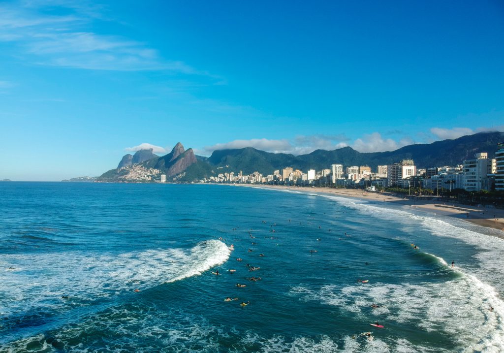 Desbravando o Turismo Regenerativo: Viagens Conscientes para um Mundo Renovado Mergulhe em uma experiência visual que reflete a essência do turismo regenerativo, capturando momentos autênticos e paisagens que ecoam a harmonia entre seres humanos e natureza. Nossa coleção de imagens transporta você para destinos onde práticas sustentáveis e a busca pela regeneração são os protagonistas. Deixe-se envolver por visuais inspiradores que contam histórias de viagens que vão além do convencional, celebrando a diversidade cultural e promovendo a preservação ambiental. Cada foto é um convite para explorar destinos com consciência, onde sua jornada se torna parte integrante de esforços para a regeneração social e cultural. Testemunhe a autenticidade das interações locais e a beleza natural preservada, inspirando-se a participar ativamente na construção de um turismo mais sustentável. As imagens aqui apresentadas são convites visuais para uma viagem transformadora, onde cada escolha deixa um impacto positivo duradouro. #TurismoRegenerativo #ViagensSustentáveis #TransformaçãoConsciente