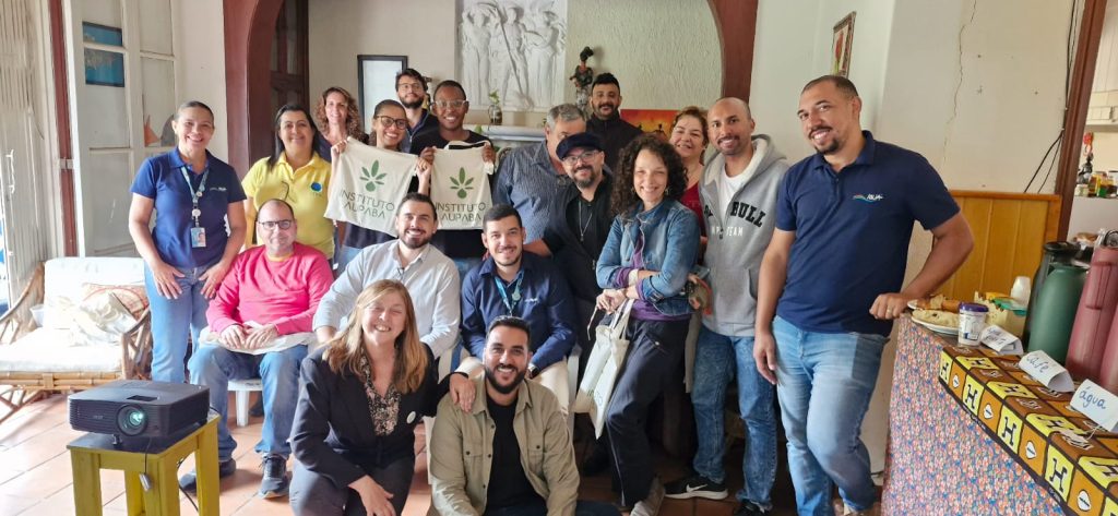 O Instituto Aupaba é a única ONG brasileira com atuação exclusiva em design regenerativo aplicado ao turismo e ao desenvolvimento territorial. Fundado com a missão de transformar comunidades e territórios a partir de uma visão inovadora, o instituto atua em projetos que unem cultura, meio ambiente, educação e economia, sempre alinhados às práticas de ESG e à transição justa. No Brasil, o turismo ainda é visto majoritariamente como atividade de lazer ou setor econômico, mas o Aupaba defende uma perspectiva mais ampla: o turismo regenerativo como estratégia de planejamento territorial. Isso significa desenvolver experiências que não apenas minimizem impactos, mas que restaurem ecossistemas, valorizem culturas tradicionais e promovam inclusão social.