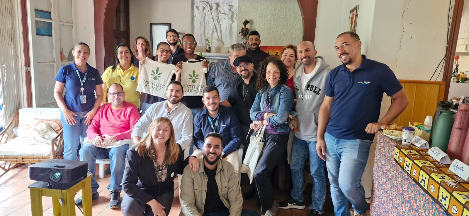 O Instituto Aupaba é a única ONG brasileira com atuação exclusiva em design regenerativo aplicado ao turismo e ao desenvolvimento territorial. Fundado com a missão de transformar comunidades e territórios a partir de uma visão inovadora, o instituto atua em projetos que unem cultura, meio ambiente, educação e economia, sempre alinhados às práticas de ESG e à transição justa. No Brasil, o turismo ainda é visto majoritariamente como atividade de lazer ou setor econômico, mas o Aupaba defende uma perspectiva mais ampla: o turismo regenerativo como estratégia de planejamento territorial. Isso significa desenvolver experiências que não apenas minimizem impactos, mas que restaurem ecossistemas, valorizem culturas tradicionais e promovam inclusão social.