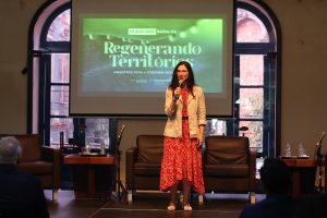 Presidente do instituto Aupaba, Luciana De Lamare, fala em evento, no palco